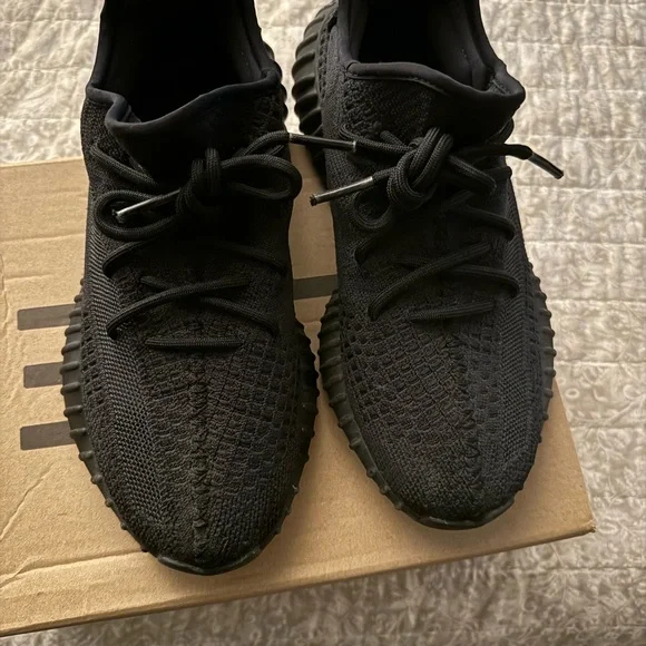 Yeezy sneakers - Picture 1 of 9